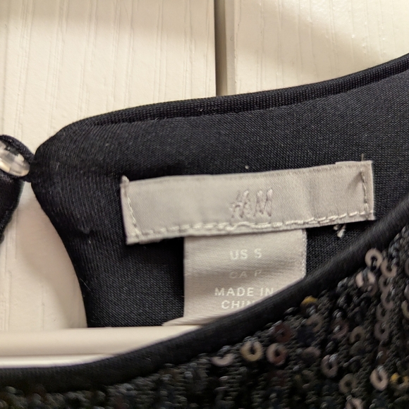 H&M Long-Sleeved Sequin Shift Dress - Picture 4 of 4